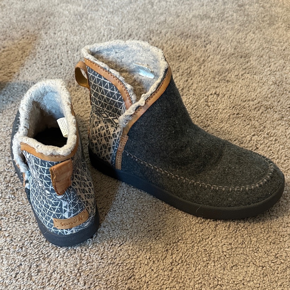 Cozy Faux-Fur Lined Ankle Boots - Gray